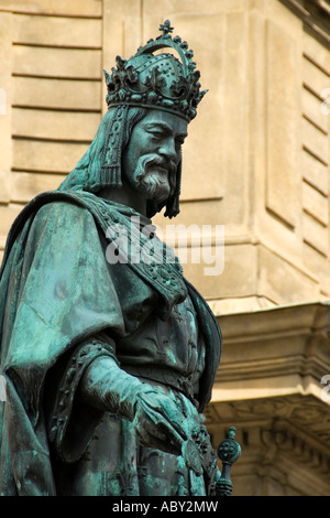 Statue von Karl IV. (1848) , Kreuzritter Platz, Prag, Tschechische Republik. Stockfoto