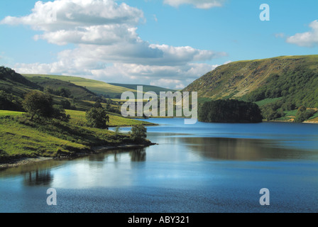 Landschaft am Mann gemacht Pen y Garreg See & Stausee Teil der Elan Valley Stauseen mit Hügeln & Craig Goch Dam entfernt in der Nähe von Rhayader Powys Wales Großbritannien Stockfoto