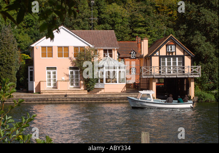 Riverside House mit Bootshaus, River Thames, Henley-on-Thames, Oxfordshire, Chilterns, England, Großbritannien, Europa Stockfoto