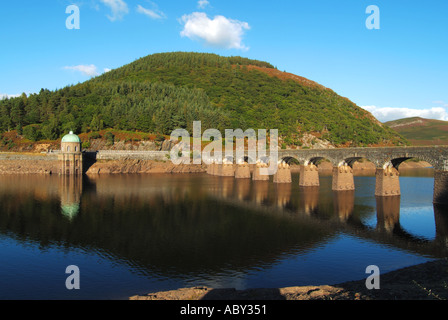 Foel Tower Aquädukt Start & Steinbögen für Straßenbrücke Auf Garreg DDU untergetauchten Staudamm & Stausee Elan Valley Reservoirs Rhayader Powys Wales Großbritannien Stockfoto