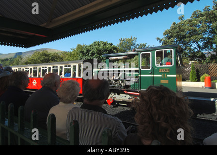 Snowdon Bergbahn Endstation Rückansicht der Passagiere warten Auf Plattform nächsten Zug zum Gipfel Llanberis Gwynedd Snowdonia North Wales Großbritannien Stockfoto