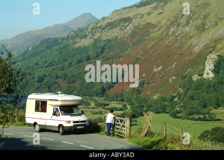 Rundfahrt durch den Snowdonia-Nationalpark VW Auto Sleeper Wohnmobil Wohnmobil reife Frauen Vogelbeobachter Ferngläser im Sommerurlaub in Nordwales Landschaft UK Stockfoto
