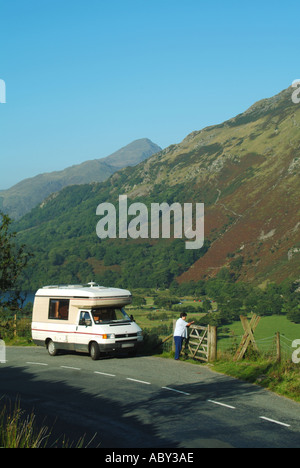 Snowdonia National Park VW Auto Sleeper Wohnmobil Wohnwagen reife Frauen Vogelbeobachter mit Fernglas Tour Urlaub Nordwales Blaue Himmelslandschaft Großbritannien Stockfoto