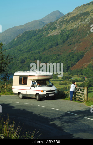 Snowdonia National Park VW Auto Sleeper Wohnmobil Wohnwagen reife Frauen Vogelbeobachter mit Fernglas im Urlaub mit Blick auf die Landschaft von North Wales UK Stockfoto