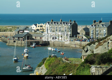 Barmouth ankern Boote kleine Yachten rund um den Hafen an der Mündung der Afon Mawddach Stockfoto