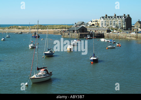 Barmouth ankern Boote kleine Yachten rund um den Hafen an der Mündung der Afon Mawddach Stockfoto