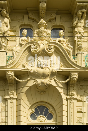 Detail der Art Nouveau Gebäude an Masarykovo nábřeží 2014/2, Neustadt, Prag, Tschechische Republik Stockfoto