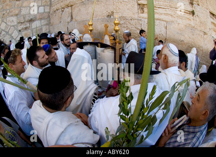 Israel-Jerusalem-Altstadt westliche Wandgruppe von Juden beten um eine Thora-Rolle an Wand Stockfoto