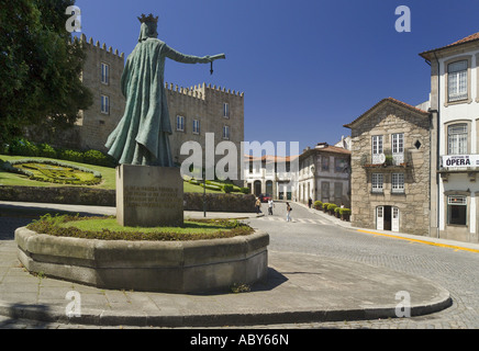 Portugal, Costa Verde, Ponte de Lima Straßenszene mit Statue Königin Teresa Stockfoto