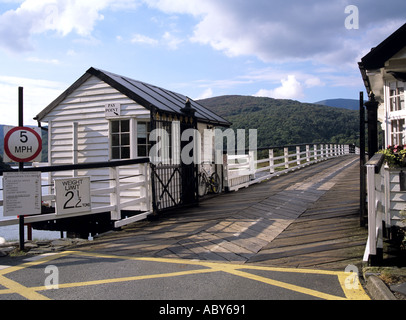 PENMAENPOOL GWYNEDD North WALES UK September Maut Holzbrücke über Afon Mawddach Stockfoto