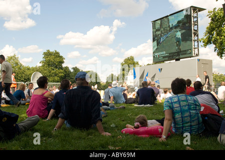 Menschen beobachten den Start der Tour de France 2007 im Hyde Park, London, UK Stockfoto