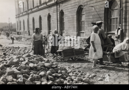 Ca. 1936 Foto von barfuß Frauen Aufbau einer gepflasterten Straße in Leningrad Russland Stockfoto