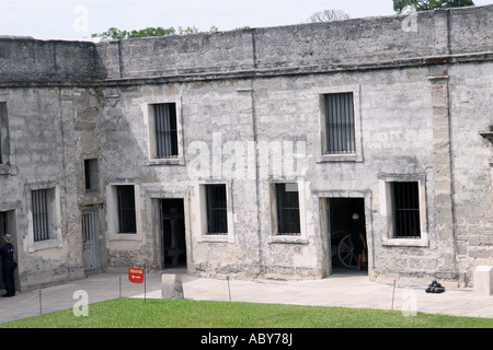 Coquina Wände und eine Ecke des Hofes auf der Festung Castillo de San Marcos in Saint Augustine Florida USA Stockfoto