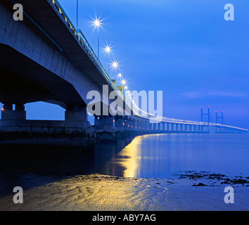 Der zweite Fluss Severn Hängebrücke in der Nacht. Stockfoto