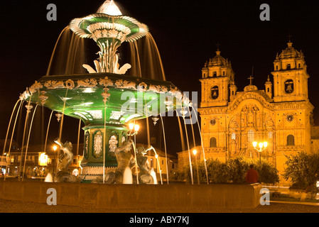 [Plaza de Armas] Brunnen und [La Compania de Jesus] Kirche beleuchtet in der Nacht, "Südamerika", Anden, Peru, Cusco (Cuzco) Stockfoto