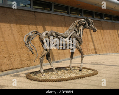 Pferd, Skulptur aus Holz am Eingang des Eden Project in Cornwall England uk Stockfoto