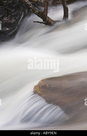 Ein Cairngorm-Fluss in Flut, der Fluss Quoich in der Nähe von Braemar, Schottland. Stockfoto