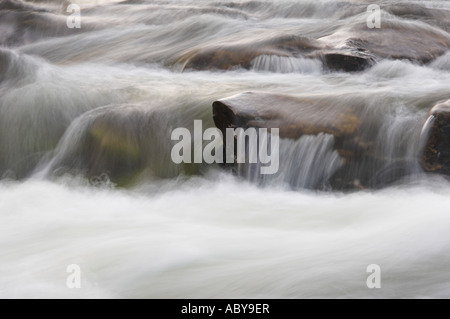 Ein Cairngorm-Fluss in Flut, der Fluss Quoich in der Nähe von Braemar, Schottland. Stockfoto