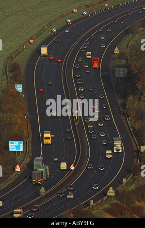 Verkehr auf der Autobahn M40 schlängelt sich durch die Landschaft Oxfordshire, England. Stockfoto