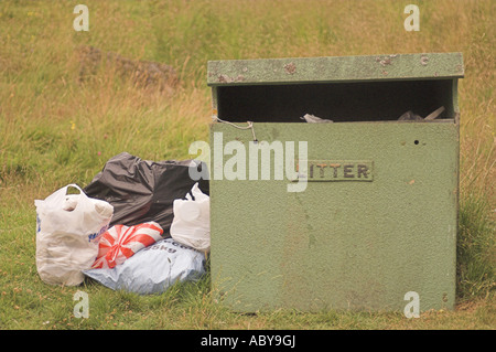 Mülleimer auf einem Parkplatz in Glen Gairn, Schottisches Hochland überfüllt. Stockfoto