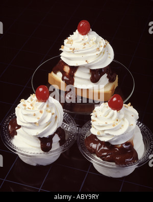 Schokolade Softeis Eisbecher Sonntag peitschte Creme Kirschsauce Sandkuchen Brownies Nüssen bestreuen Vanille Stockfoto
