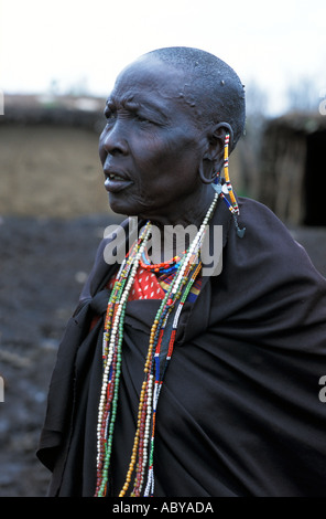 Afrika Kenia Masai Mara National Reserve älteren Massai Frau mit Ohrlöcher tragen traditionelle Kanga Stoff und Perlen Stockfoto