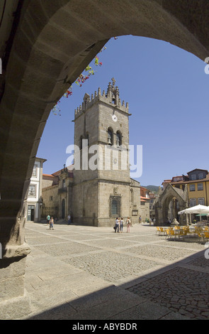 Portugal, Distrikts Minho, Guimaraes, Kirche Nossa Senhora da Oliveira und Platz Stockfoto