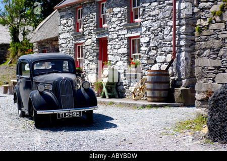 Oldtimer Ford Anglia außerhalb traditioneller Hütte Co Kerry Irland Stockfoto