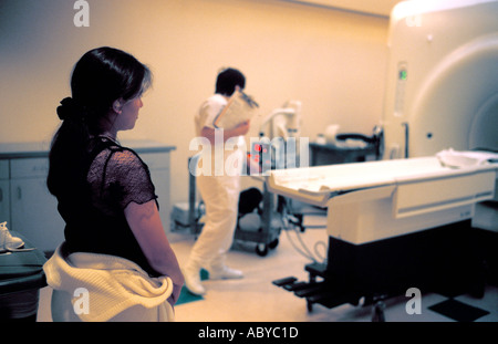 Ängstlich Hispanic Mutter wartet, wie Magnet-Resonanz-Tomographie MRT-Gerät verwendet wird, um zu scannen und zu diagnostizieren ihr vierjähriger d Stockfoto