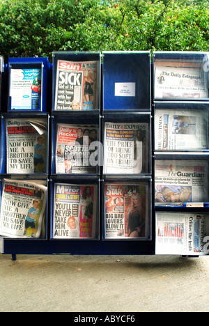 Auswahl an Tageszeitungen UK national in Outdoor-Self-Service-Rack am Vorplatz des Tesco Tankstelle Stockfoto