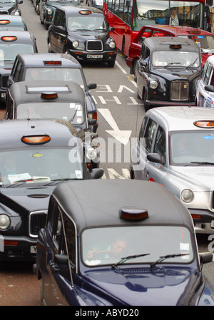 London Verkehr Fahrzeug Stau Stau von London-Taxis und Busse Stockfoto