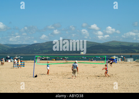 Familie Sommerurlaub Sandstrand am Fluss Dyfy Dovey Mündung mit Blick auf die Hügeln von Ceredigion County von aberdyfi Aberdovey Gwynedd North Wales UK Stockfoto