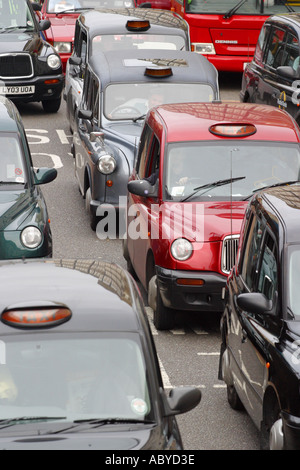 London Taxi Fahrzeug Staus Verkehrsstau von London-Taxis und Busse mit einem roten taxi Stockfoto