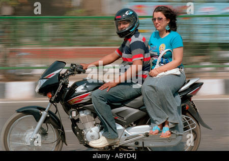 Indische Paare auf einem Motorrad Reisen Stockfoto