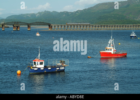 Barmouth vertäut, Fischerbooten und kleinen Yachten ankern in der Afon Mawddach Mündung Eisenbahn-Viadukt Zug und Steg über Stockfoto