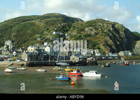 Barmouth vertäut, Fischerbooten und kleinen Yachten rund um den Hafen an der Mündung der Afon Mawddach Stockfoto