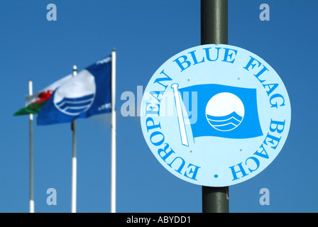 Barmouth Europäische Blaue Flagge Strand Schild mit Flaggen über Stockfoto