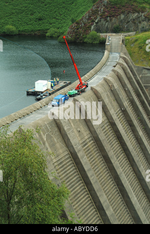 Llanidloes Lyn Clywedog Reservoir in den Cambrian Mountains Arbeitern auf der Zufahrtsstraße auf Masse Staumauer Stockfoto