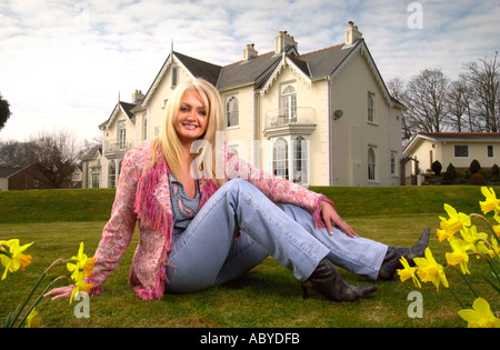 POP-SÄNGERIN BONNIE TYLER ZU IHR NACH HAUSE IN SWANSEA WALES UK MÄRZ 2003 Stockfoto