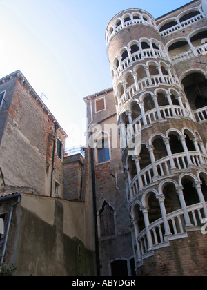 Außenansicht der Wendeltreppe des Palazzo oder Scala Contarini Del Bovolo Venedig Italien Stockfoto