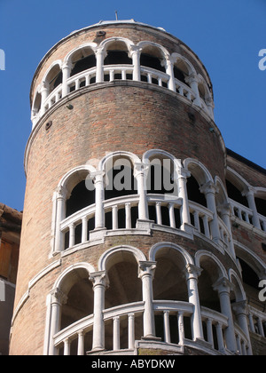 Außenansicht der Wendeltreppe des Palazzo oder Scala Contarini Del Bovolo Venedig Italien Stockfoto