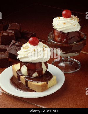 Schokolade Eis Eisbecher Sonntag Schlagsahne Sahne Kirschsauce Sandkuchen Brownies Nüssen bestreuen Vanille Stockfoto