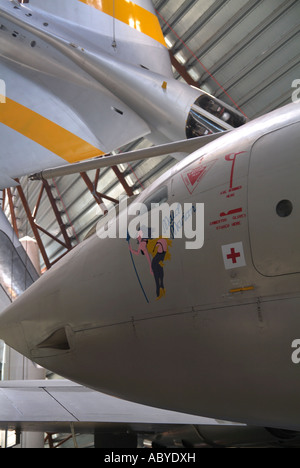 HANDLEY PAGE VICTOR NUCLEAR BOMBER UND HAWKER HUNTER T7 JET TRAINER IM MUSEUM KALTEN KRIEGES. RAF COSFORD. SHROPSHIRE. ENGLAND. UK Stockfoto