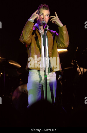 MAL FEATURES 40 S 50 S NACHT MIT KLASSISCHEN GOLD IM BUTLINS MINEHEAD SOMERSET UK DER SÄNGER LIMAHL BERÜHMT IN THE 1980 S Stockfoto