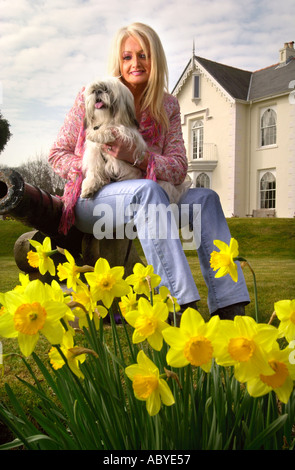 POP-SÄNGERIN BONNIE TYLER ZU IHR NACH HAUSE IN SWANSEA WALES UK MÄRZ 2003 Stockfoto