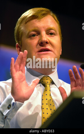 LIBERALE DEMOKRATISCHE KUNDGEBUNG AM RATHAUS BRISTOL CHARLES KENNEDY ADRESSEN DAS PUBLIKUM 28 5 2001 Stockfoto