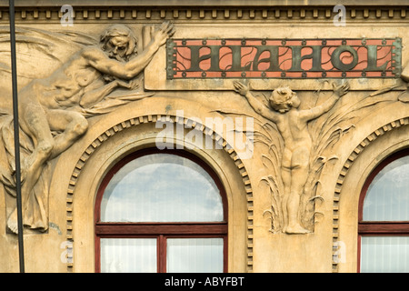 Detail der Art Nouveau Gebäude an Masarykovo nábřeží 248/16, neue Stadt, Prag, Tschechische Republik Stockfoto