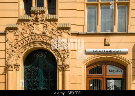 Detail der Art Nouveau Gebäude an Masarykovo nábřeží 2015/4, Neustadt, Prag, Tschechische Republik Stockfoto