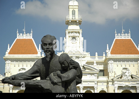 Eine Statue von Ho Chi Minh vor das Volk Ausschuss Gebäude, früher das Hotel de Ville, in Ho-Chi-Minh-Stadt, Vietnam. Stockfoto