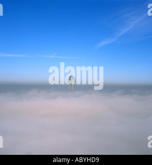 Canary Wharf Tower erhebt sich Nebel Luftbild Docklands London UK Stockfoto